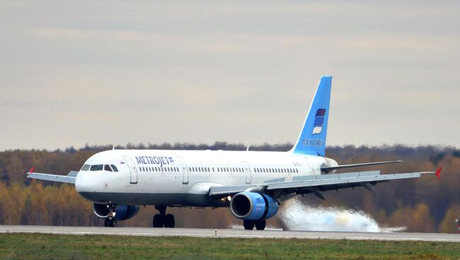 Самолет Airbus A321 авиакомпании Metrojet, потерпевший крушение в Египте, в аэропорту Домодедово 20 октября 2015