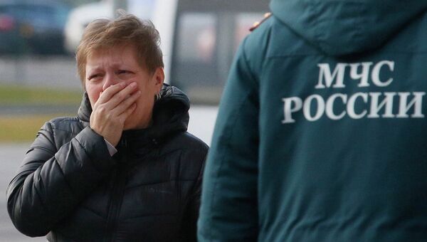 Родственники пассажиров рейса 9268 в аэропорту Пулково, где должен был приземлиться потерпевший катастрофу лайнер Airbus-321 авиакомпании Когалымавиа. Архивное фото