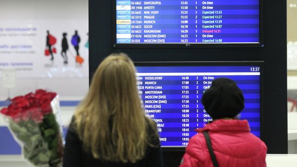 Люди у табло прилета в аэропорту Пулково, где должен был приземлиться потерпевший катастрофу лайнер Airbus-321 авиакомпании Когалымавиа, который выполнял рейс 9268 Шарм эш-Шейх — Санкт-Петербург