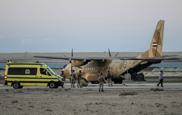 Транспортировка тел жертв крушения российского самолета на авиабазе Кабрит в Египте. 31 октября 2015