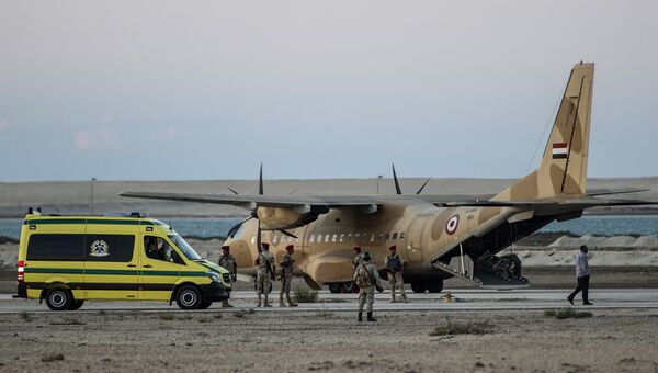 Транспортировка тел жертв крушения российского самолета на авиабазе Кабрет в Египте. 31 октября 2015