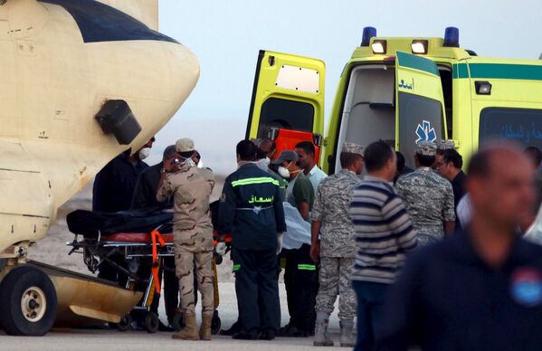 Военные и спасатели осуществляют отправку тел жертв крушения российского самолета в Каир, Египет. 31 октября 2015