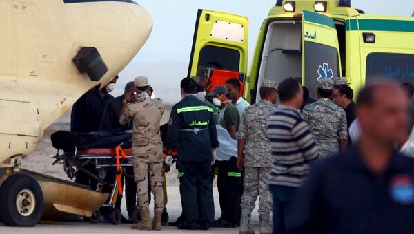Военные и спасатели осуществляют отправку тел жертв крушения российского самолета в Каир, Египет. 31 октября 2015