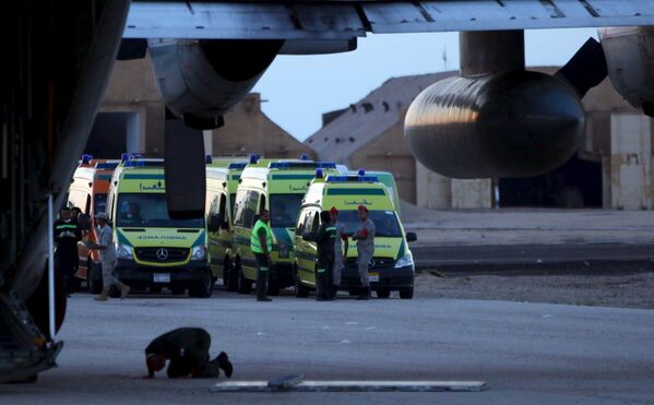 Египетские военные и спасатели осуществляют отправку тел жертв крушения российского самолета в Каир, Египет. 31 октября 2015