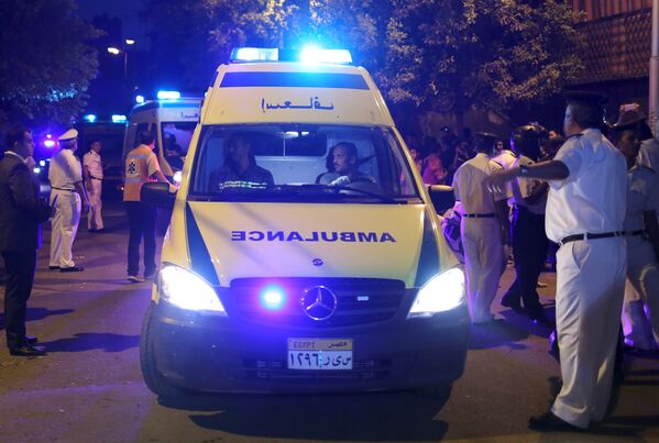 Кареты скорой помощи с телами жертв крушения российского самолета в Каире, Египет. 31 октября 2015