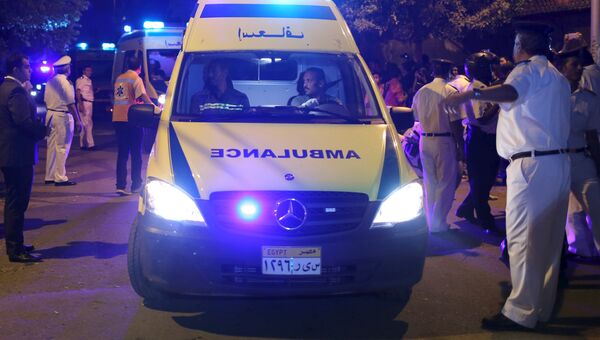 Кареты скорой помощи с телами жертв крушения российского самолета в Каире, Египет. 31 октября 2015
