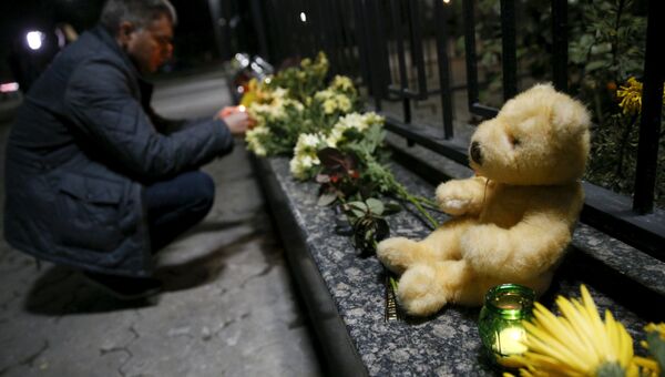 Цветы в память погибшим в катастрофе с российским лайнером A321, потерпевшим крушение над Синаем
