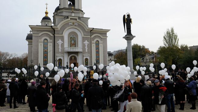 Митинг-реквием в Донецке по погибшим в авиакатастрофе, произошедшей в Египте