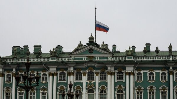 Российский флаг на здании Государственного Эрмитажа, приспущенный в день траура по жертвам крушения А321
