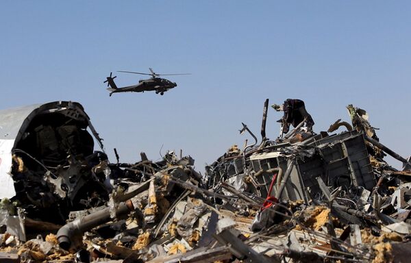 Вертолет ВВС Египта на месте крушения самолета Когалымавиа в Египте. 1 ноября 2015