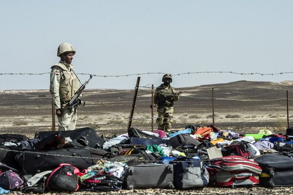 Египетские военные охраняют найденный на месте крушения багаж и личные вещи пассажиров самолета Когалымавиа, выполнявшего рейс из Шарм-эль-Шейха в Санкт-Петербург. 1 ноября 2015
