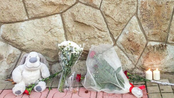 Жители Анкары, Стамбула и Антальи несут цветы к дипмиссиям РФ в связи с трагедией в Египте