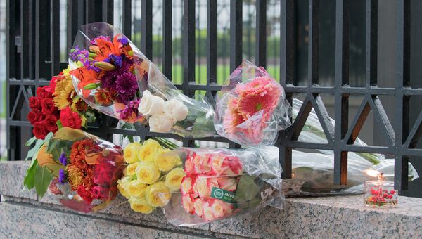Цветы у посольства России в Вашингтоне после авиакатастрофы с лайнером A321 в Египте