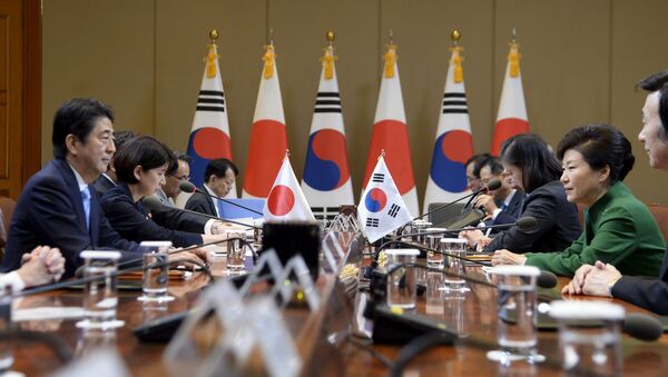 Встреча японского премьера Синдзо Абэ и президента Южной Кореи Пак Кын Хе