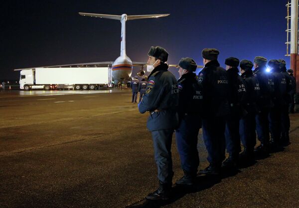 Первый автомобиль с телами погибших в авиакатастрофе A321 в Египте на взлетно-посадочной полосе аэропорта Пулково-2 в Санкт-Петербурге