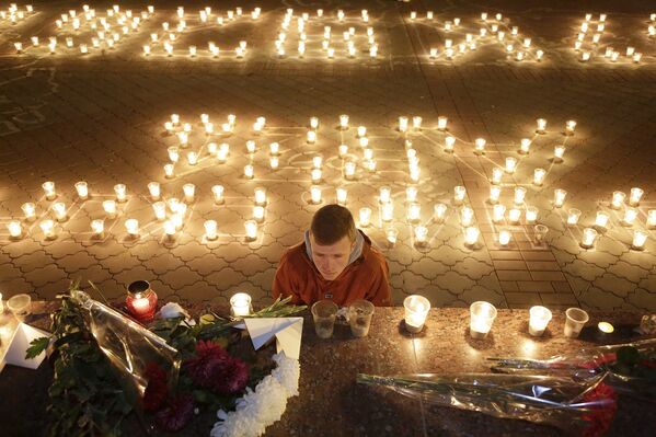 Жители Симферополя возлагают цветы и зажигают свечи в память о жертвах авиакатастрофы российского авиалайнера в Египте