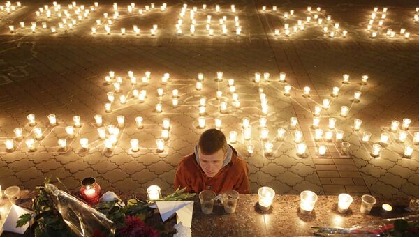Жители Симферополя возлагают цветы и зажигают свечи в память о жертвах авиакатастрофы российского авиалайнера в Египте