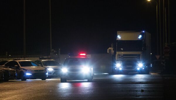 Первый автомобиль с телами погибших в авиакатастрофе A321 в Египте выезжает с территории аэропорта Пулково-2 в Санкт-Петербург