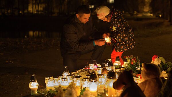Жители Вильнюса возлагают цветы и зажигают свечи у посольства России в Литве в память о жертвах авиакатастрофы российского авиалайнера в Египте