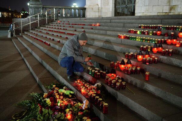 Москвичи приносят свечи и цветы к Храму Христа Спасителя в память о жертвах авиакатастрофы российского авиалайнера в Египте