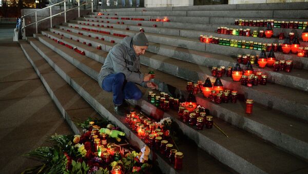 Москвичи приносят свечи и цветы к Храму Христа Спасителя в память о жертвах авиакатастрофы российского авиалайнера в Египте