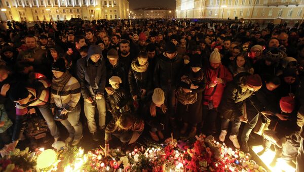Жители Санкт-Петербурга возлагают цветы и зажигают свечи на Дворцовой площади в память о жертвах авиакатастрофы российского авиалайнера в Египте