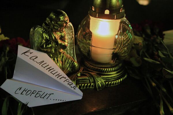 Свечи на площади Победы в Калининграде в память о жертвах авиакатастрофы российского авиалайнера в Египте