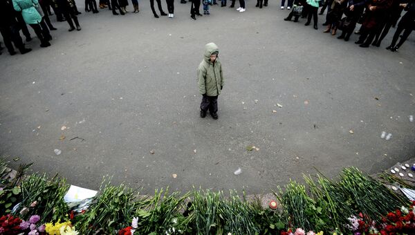 Жители Великого Новгорода возлагают цветы в память о жертвах авиакатастрофы российского авиалайнера в Египте