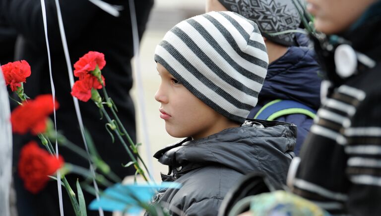 Участник митинга-реквиема на площади у Свято-Преображенского кафедрального собора в Донецке по жертвам авиакатастрофы лайнера Airbus-321 авиакомпании Когалымавиа, который выполнял рейс 9268 Шарм эш-Шейх - Санкт-Петербург