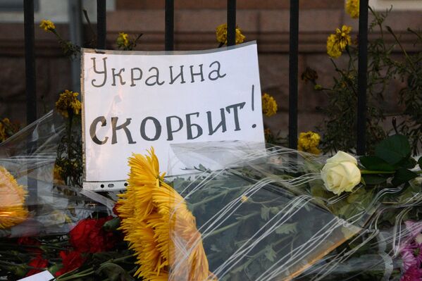 Цветы у Российского посольства в Киеве в память о жертвах авиакатастрофы лайнера Airbus-321 авиакомпании Когалымавиа, который выполнял рейс 9268 Шарм-эш-Шейх - Санкт-Петербург