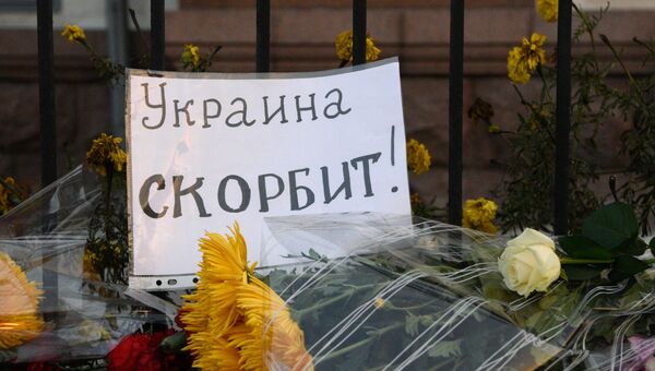 Цветы у Российского посольства в Киеве в память о жертвах авиакатастрофы лайнера Airbus-321 авиакомпании Когалымавиа, который выполнял рейс 9268 Шарм-эш-Шейх - Санкт-Петербург