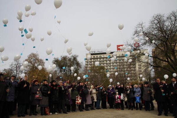 Участники митинга-реквиема в Донецке по жертвам авиакатастрофы лайнера Airbus-321 авиакомпании Когалымавиа, который выполнял рейс 9268 Шарм эш-Шейх - Санкт-Петербург, отпускают шары с именами погибших