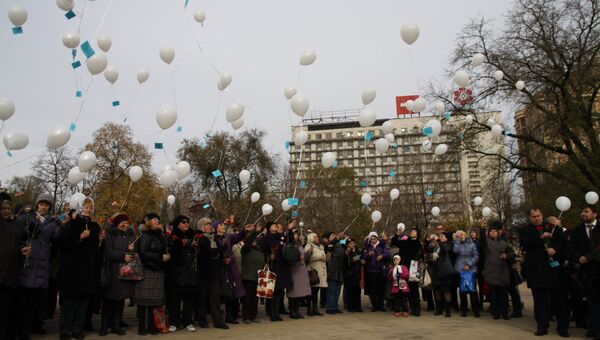 Участники митинга-реквиема в Донецке по жертвам авиакатастрофы лайнера Airbus-321 авиакомпании Когалымавиа, который выполнял рейс 9268 Шарм эш-Шейх - Санкт-Петербург, отпускают шары с именами погибших