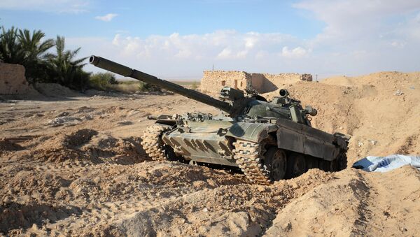 Танк Т-72 на передовых позициях Сирийской Арабской Армии. Архивное фото