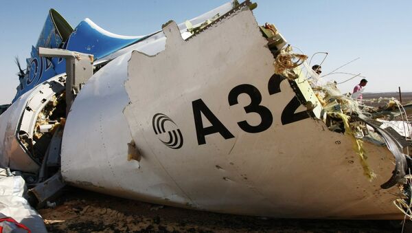 Обломки самолета Airbus A321 авиакомпании Когалымавиа, который выполнял рейс 9268 Шарм эш-Шейх - Санкт-Петербург на месте крушения в 100 км от Эль-Ариша на севере Синайского полуострова