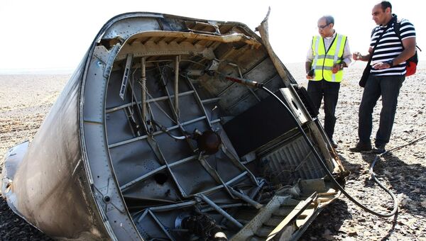 Обломки самолета Airbus A321 авиакомпании Когалымавиа, который выполнял рейс 9268 Шарм эш-Шейх - Санкт-Петербург на месте крушения в 100 км от Эль-Ариша на севере Синайского полуострова