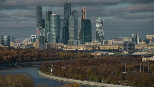 Вид на Московский международный деловой центр Москва-Сити со смотровой площадки на Воробьевых горах. Архивное фото