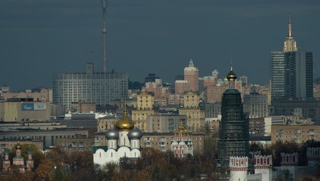 Вид на центр города со смотровой площадки на Воробьевых горах. Архивное фото