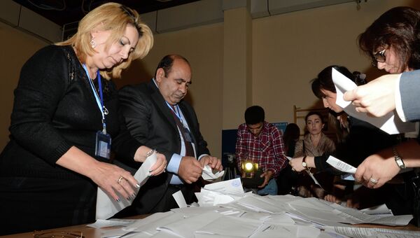 Члены избирательной комиссии во время подсчета голосов на одном из избирательных участков в Баку по окончании голосования на парламентских выборах в Азербайджане. Архивное фото