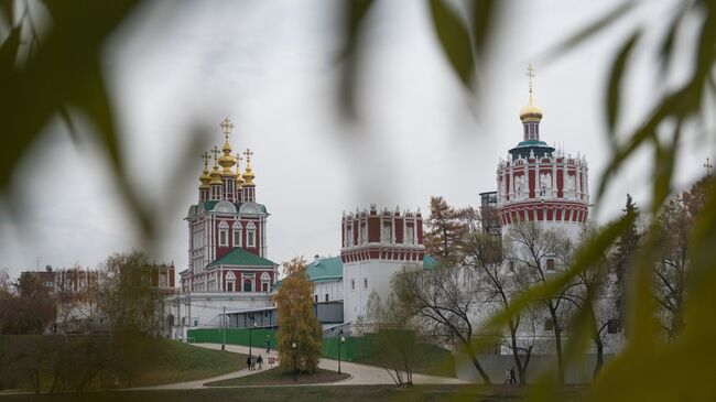 Вид на Новодевичий Богородице-Смоленский монастырь в Москве. Архивное фото