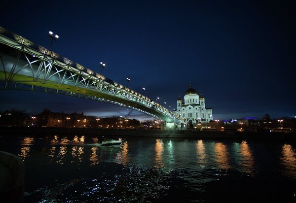 Храм Христа Спасителя и Патриарший мост через Москва-реку