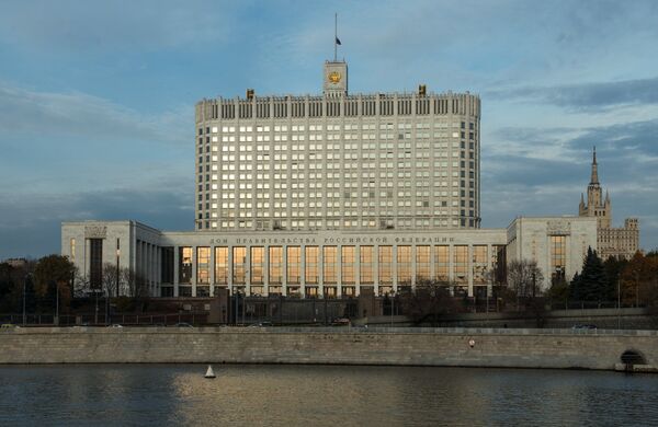 Вид на Дом Правительства Российской Федерации с набережной Тараса Шевченко в Москве