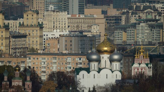 Вид на Новодевичий монастырь со смотровой площадки на Воробьевых горах. Архивное фото