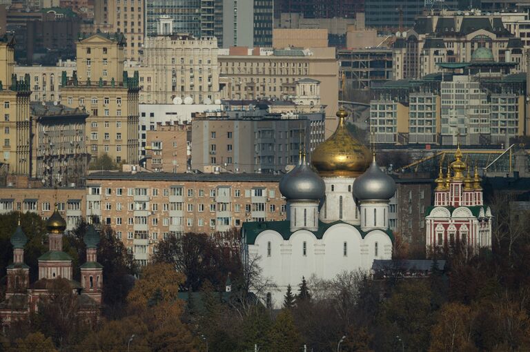 Вид на Новодевичий монастырь со смотровой площадки на Воробьевых горах