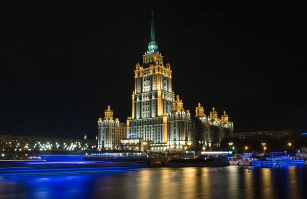 Вид на гостиницу Radisson Royal Moscow со Смоленской набережной в Москве