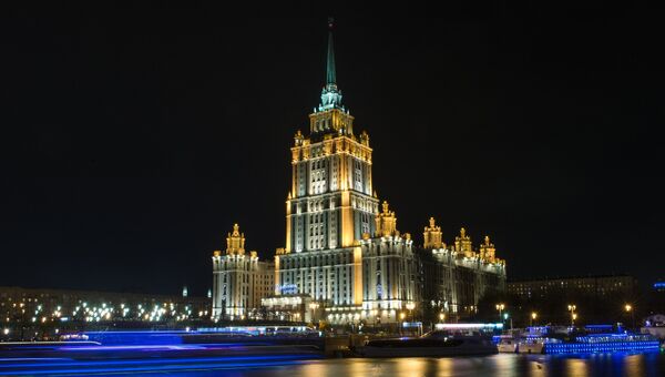 Вид на гостиницу Radisson Royal Moscow со Смоленской набережной в Москве. Архивное фото