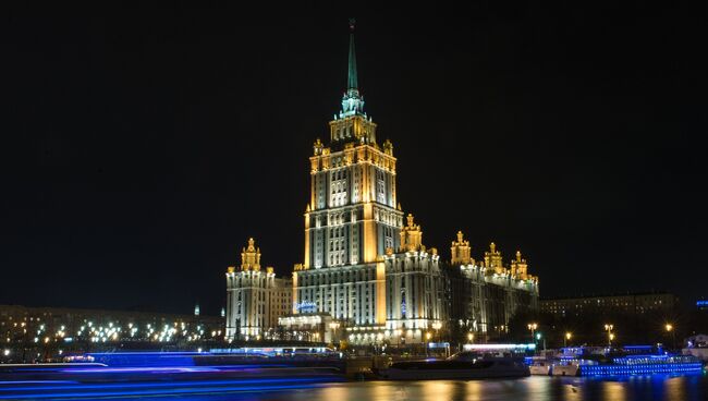 Вид на гостиницу Radisson Royal Moscow со Смоленской набережной в Москве