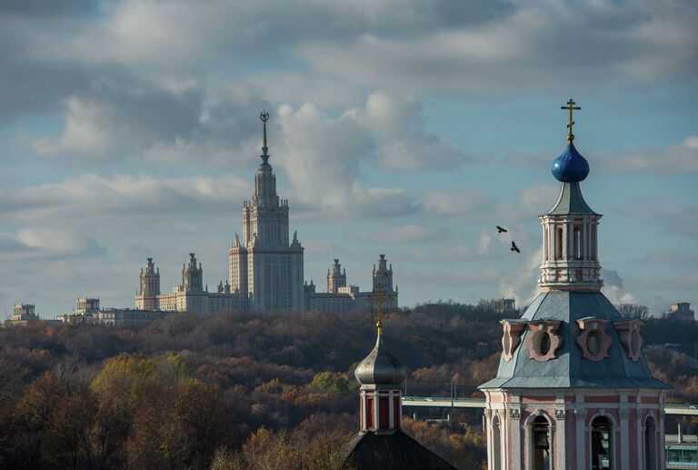 Вид со смотровой площадки РАН на главное здание МГУ