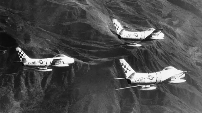 Американские истребители F-86 Сейбр в небе Северной Кореи