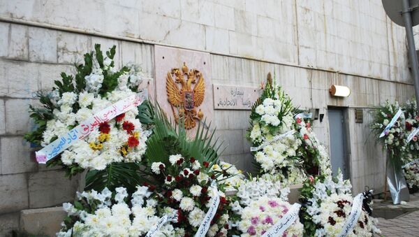 К стенам посольства России в Сирии были возложены венки с цветами в память о погибших в авиакатастрофе российского лайнера А321 в Египте